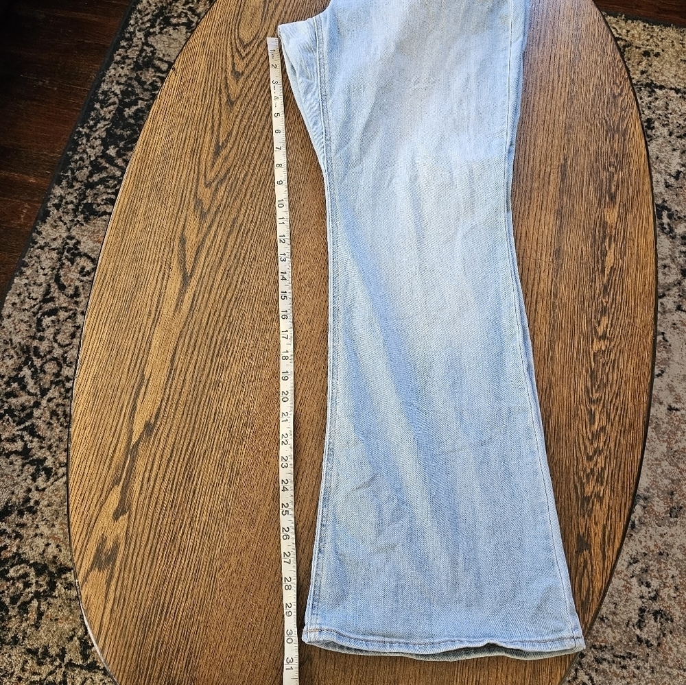 Old Navy High Rise Flare Light Wash Jeans Size Women's 16 - Picture 10 of 13